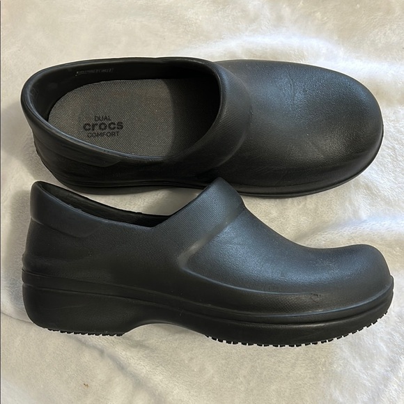CROCS Black Dual Comfort Non-Slip Clog Women Size W7 - Picture 2 of 5